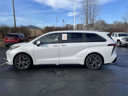 Used 2025 Toyota Sienna Platinum image 2