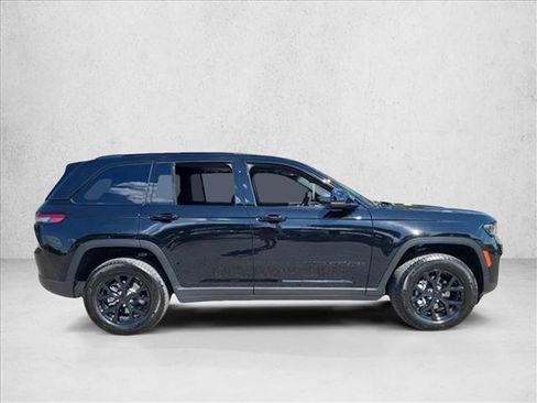 Certified 2025 Jeep Grand Cherokee Altitude image 4