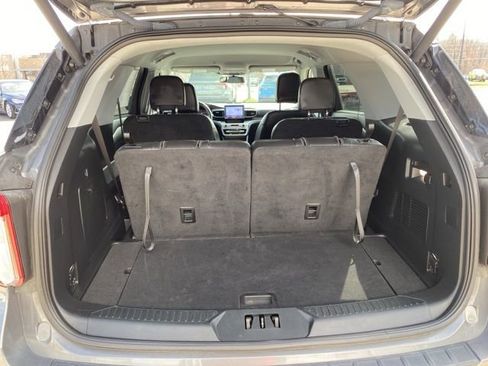 Used 2022 Ford Explorer XLT w/ Equipment Group 202A image 8