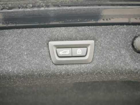 Used 2021 BMW 530e xDrive w/ Executive Package image 11