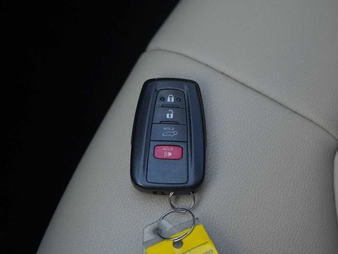 Used 2020 Toyota Highlander XLE FWD image 28