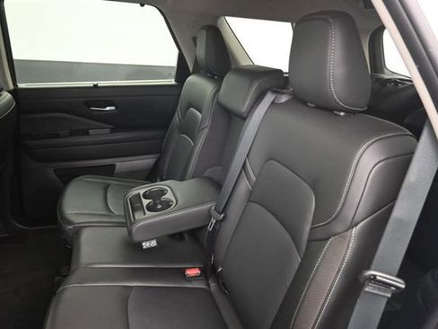 Used 2025 Nissan Pathfinder SL AWD/4WD image 23