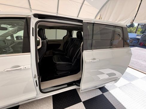 Used 2023 Chrysler Pacifica Limited FWD image 19