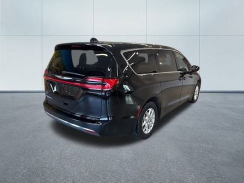 Used 2024 Chrysler Pacifica Touring-L image 7