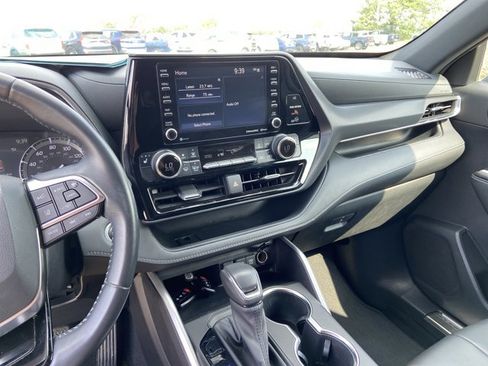 Used 2021 Toyota Highlander XSE FWD image 24