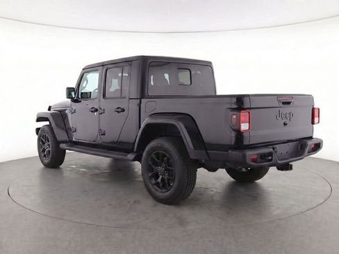 Used 2022 Jeep Gladiator Sport AWD/4WD image 3