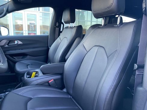 New 2026 Chrysler Pacifica Select image 25
