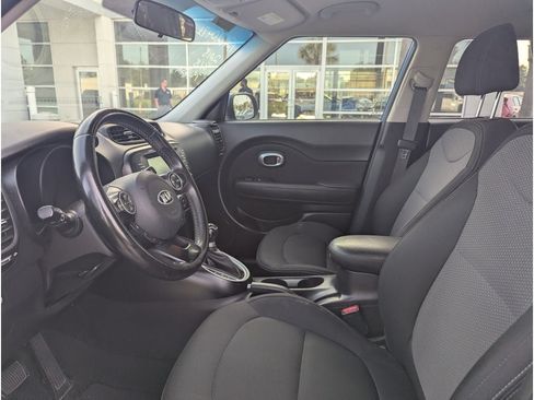 Used 2018 Kia Soul + FWD image 11
