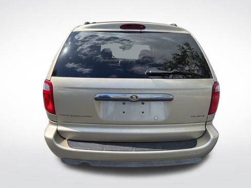 Used 2006 Chrysler Town & Country Touring image 7