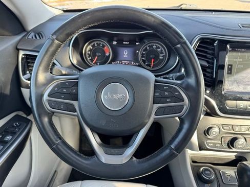 Used 2019 Jeep Cherokee Limited image 18