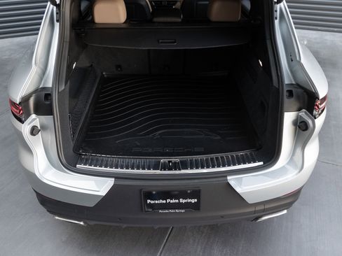 Certified 2025 Porsche Cayenne AWD/4WD image 28