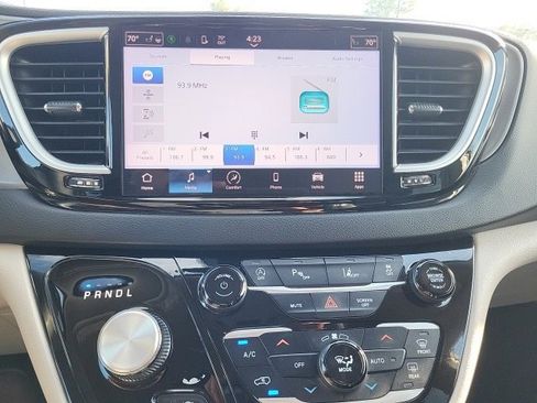 Used 2024 Chrysler Pacifica Touring-L image 12