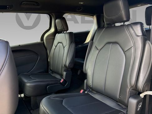 New 2026 Chrysler Pacifica Select image 4