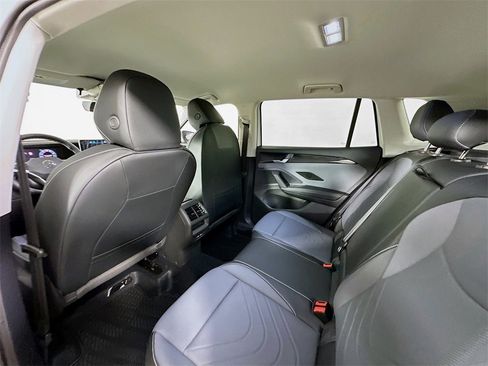 Used 2025 Volkswagen Tiguan SE image 4