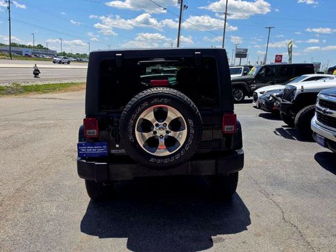 Used 2018 Jeep Wrangler Unlimited Sahara AWD/4WD image 4