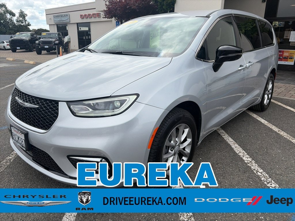 Used 2026 Chrysler Pacifica Select AWD/4WD image 1