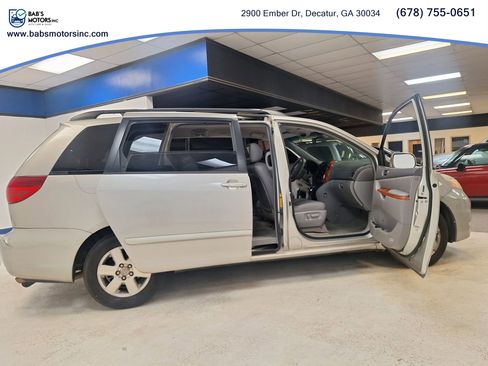 Used 2009 Toyota Sienna XLE FWD image 3