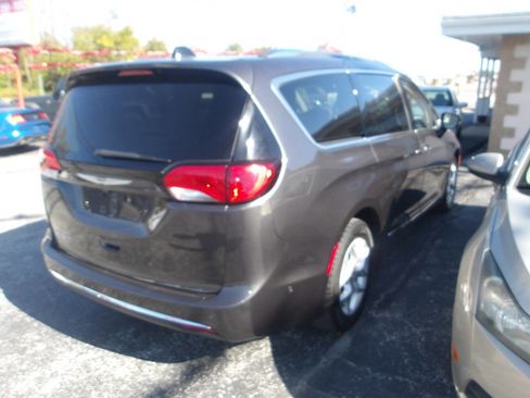 Used 2018 Chrysler Pacifica Touring-L w/ Advanced Safetytec Group image 7