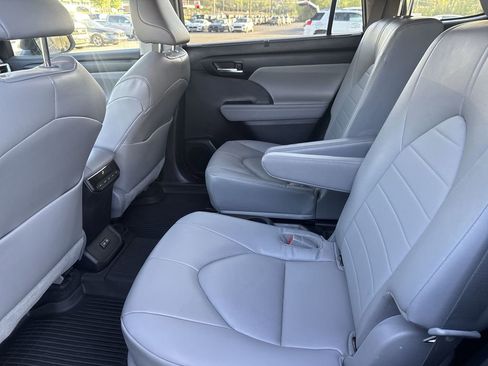 Used 2023 Toyota Highlander XLE image 29