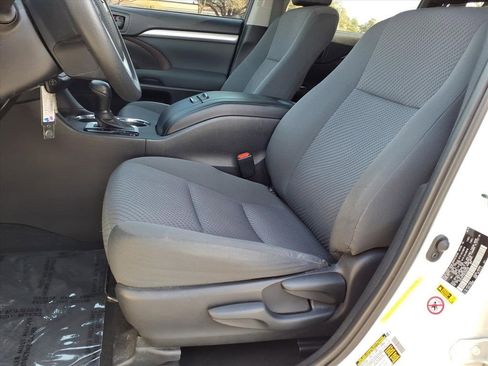 Used 2019 Toyota Highlander LE image 12