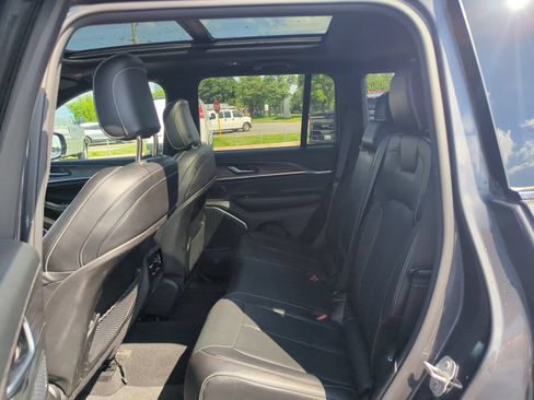 Used 2023 Jeep Grand Cherokee Overland AWD/4WD image 9