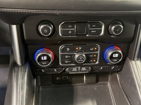 Used 2021 Chevrolet Tahoe Z71 w/ Luxury Package AWD/4WD image 18