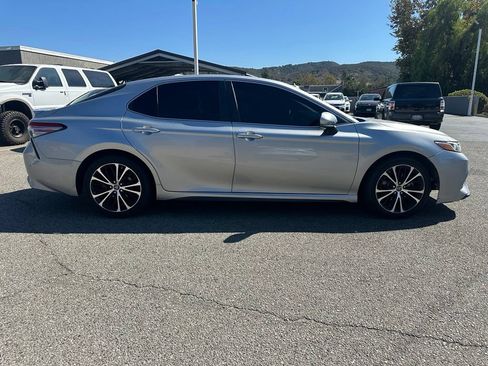 Used 2018 Toyota Camry SE w/ Convenience Package FWD image 3