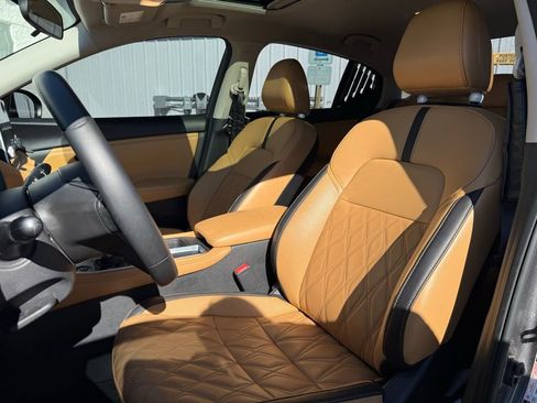 Used 2024 Nissan Sentra SV w/ SV Premium Package image 8