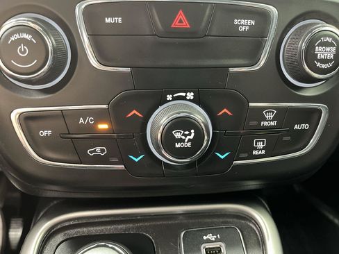 Used 2020 Jeep Compass Latitude w/ Cold Weather Group AWD/4WD image 19