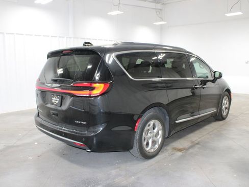 Used 2023 Chrysler Pacifica Limited FWD image 9