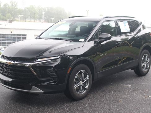 Used 2024 Chevrolet Blazer LT w/ Convenience Package FWD image 3