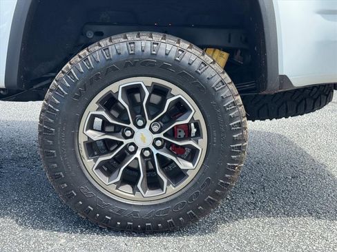 Used 2017 Chevrolet Colorado ZR2 w/ LPO, Premium Interior Package AWD/4WD image 9