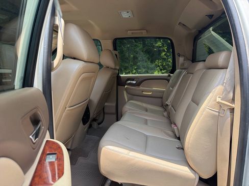 Used 2012 Chevrolet Avalanche LTZ RWD image 18