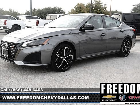 Used 2024 Nissan Altima 2.5 SR FWD image 3