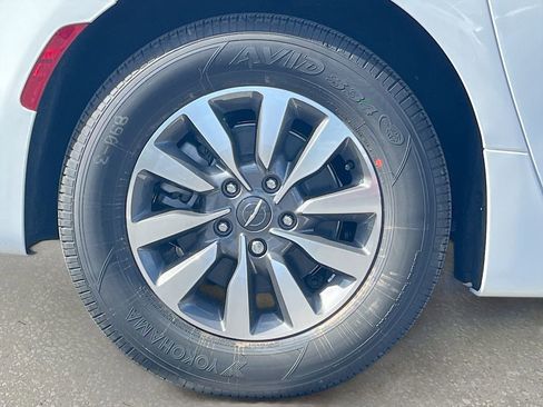 New 2025 Chrysler Pacifica Select image 48