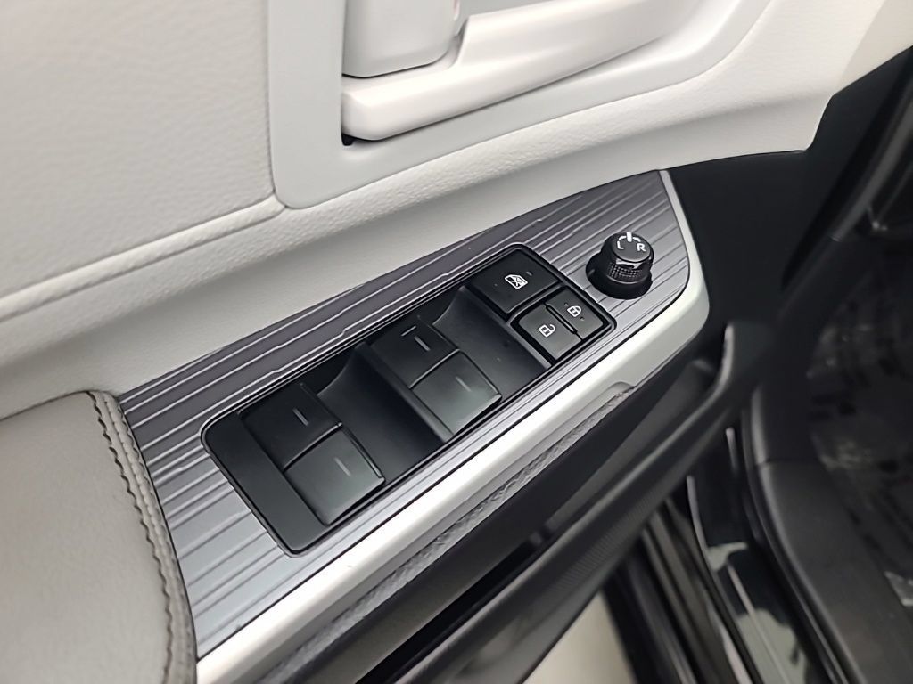 Used 2025 Toyota Sienna LE FWD image 26