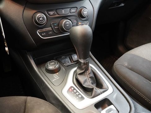 Used 2018 Jeep Cherokee Latitude w/ Altitude Package image 20