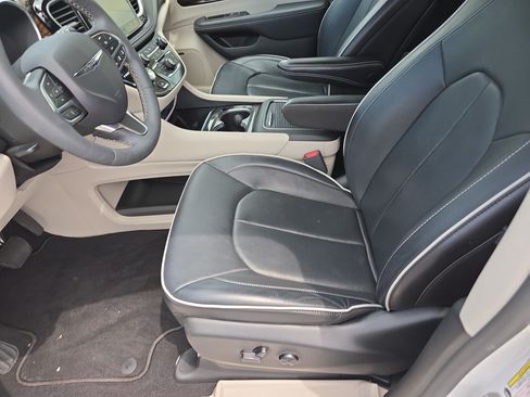 Used 2023 Chrysler Pacifica Limited w/ Uconnect Theater Family Group AWD/4WD image 20