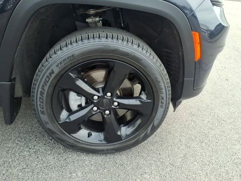 Used 2024 Jeep Grand Cherokee L Limited w/ Black Appearance Package image 32