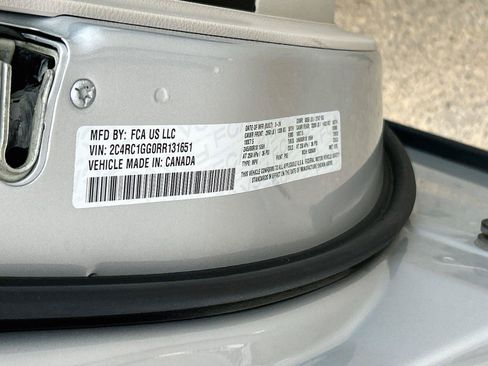 Used 2024 Chrysler Pacifica Limited FWD image 41
