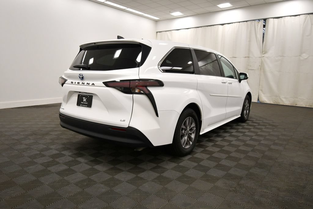 Used 2025 Toyota Sienna LE AWD/4WD image 8