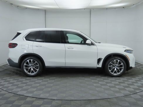 New 2026 BMW X5 xDrive40i w/ Premium Package image 4