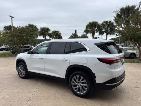 Used 2025 Buick Enclave Preferred image 5