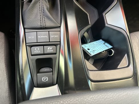 Used 2025 Toyota Camry LE image 32