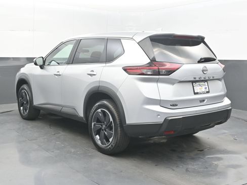 Used 2025 Nissan Rogue SV FWD image 8