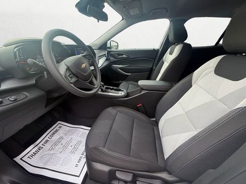 Used 2025 Chevrolet Trax LS w/ LS Convenience Package FWD image 9