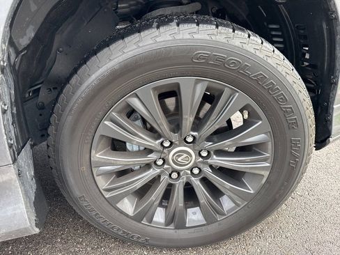 Used 2022 Lexus GX 460 Premium w/ Accessory Package image 24