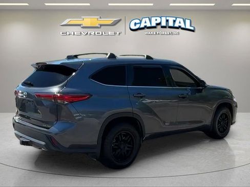Used 2020 Toyota Highlander XLE AWD/4WD image 5