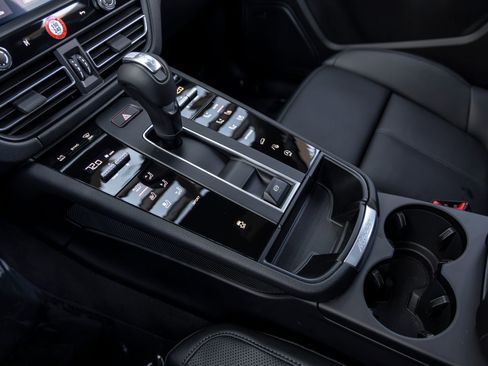 Certified 2025 Porsche Macan AWD/4WD image 37