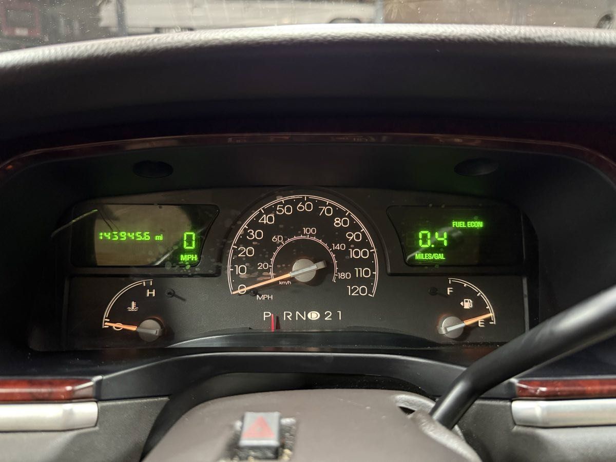 Used 2003 Lincoln Town Car Executive RWD image 13